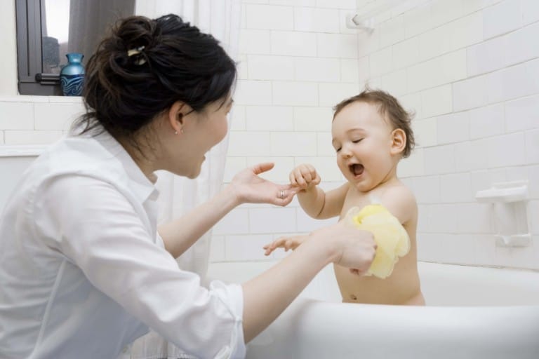 Nurse-baby-bath-768x512